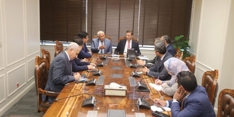 وزير الزراعة ومحافظ الوادي الجديد يبحثان مع وفد رجال الأعمال الصينين تعزيز الاستثمار الزراعي في مصر 1 وزير الزراعة