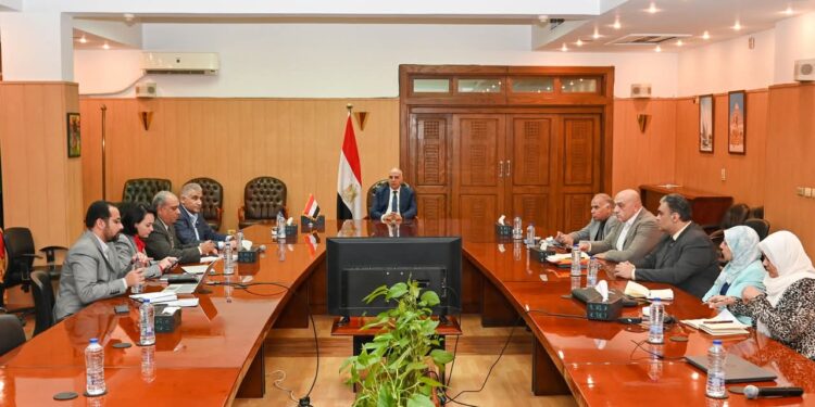 وزير الري يبحث مقترح لتنفيذ "مشروع رقمنة المساقي الخصوصية" بالتنسيق مع وزارة الزراعة 1 وزير الري