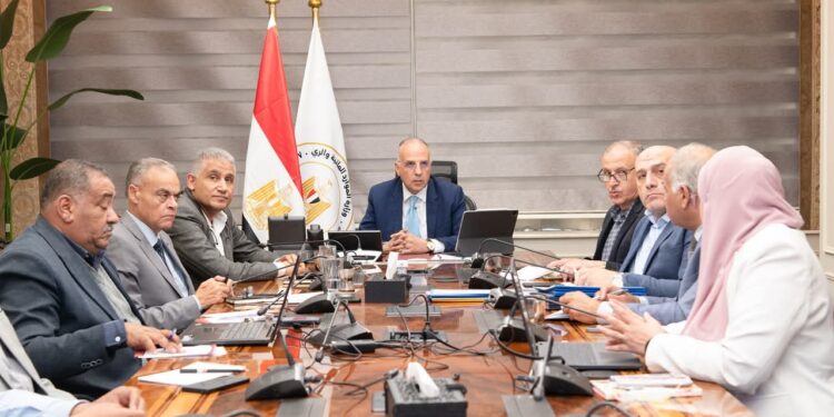 وزير الري يتابع حالة الري بالمحافظات والاستعداد لفترة أقصى الاحتياجات المائية 1 وزير الري