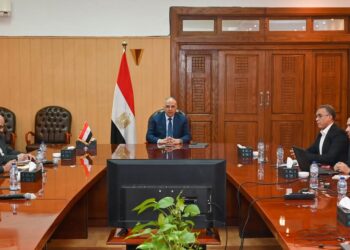  وزير الري يتابع أعمال حماية الشواطئ بمدينة الإسكندرية