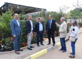 د. علاء عزوز يتفقد معرض زهور الربيع