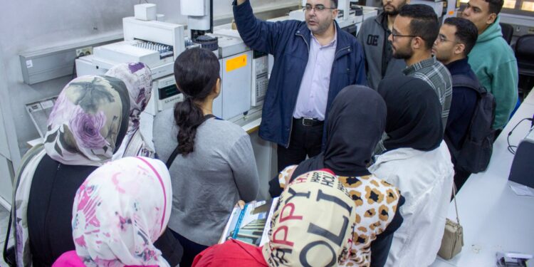 طلاب زراعة القاهرة في زيارة علمية للمركزي لمتبقيات المبيدات 1 متبقيات المبيدات