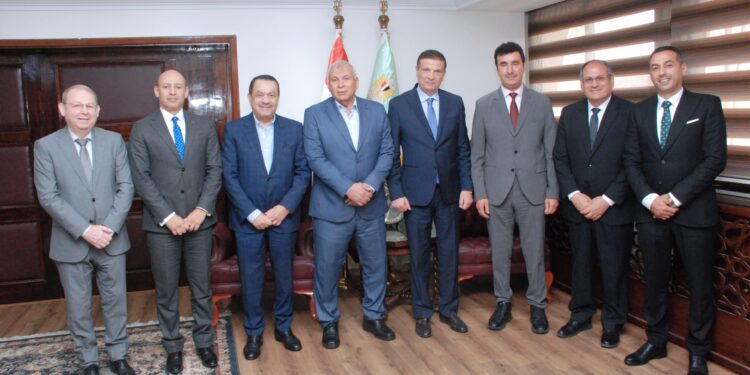 وزير الزراعة ومحافظ الوادى يبحثان تعزيز التعاون المصري السعودي في الاستثمار والتصنيع الزراعي