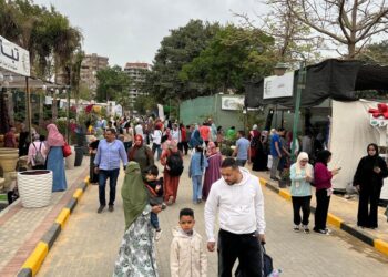 إقبال من المواطنين على معرض زهور الربيع وسيارات الـ 100 مليون صحة تقدم خدماتها للزائرين