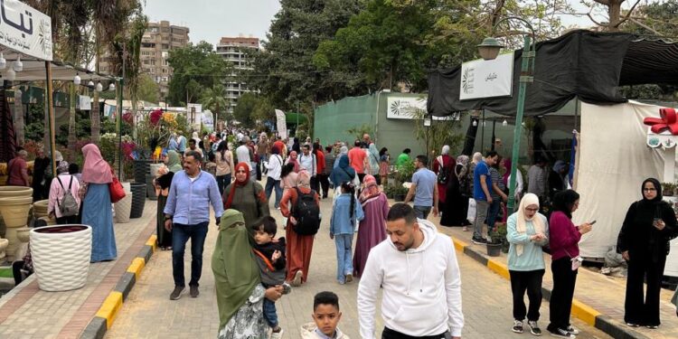 إقبال من المواطنين على معرض زهور الربيع وسيارات الـ 100 مليون صحة تقدم خدماتها للزائرين