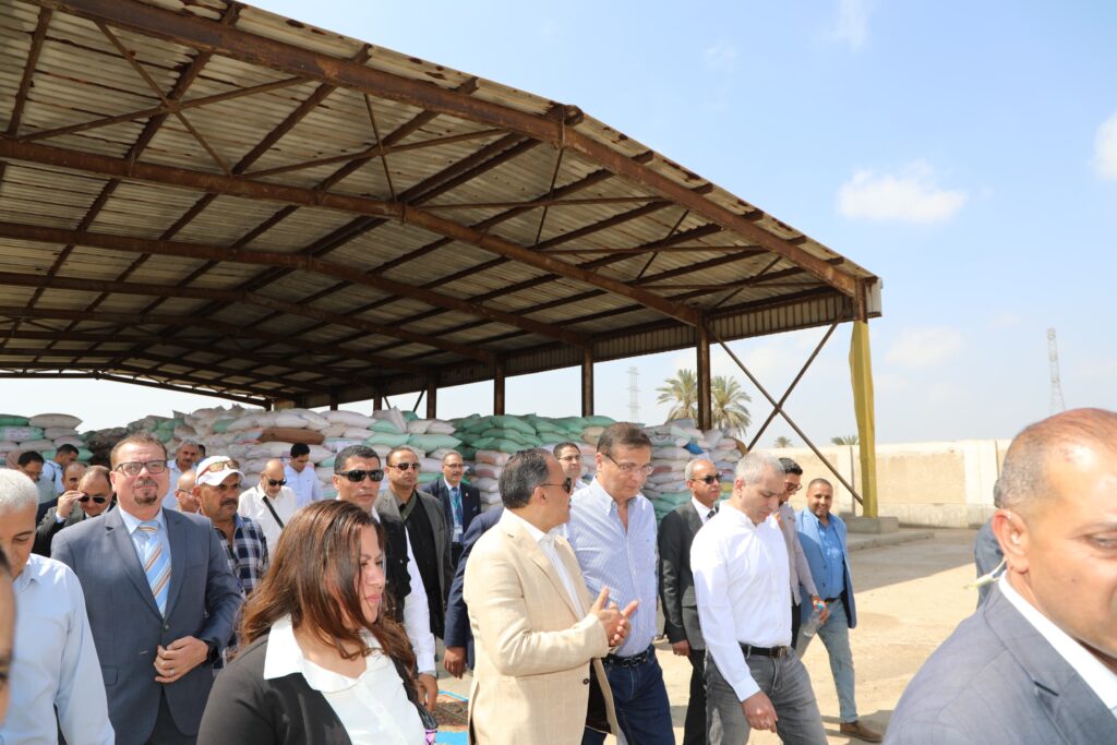 جولة وزير الزراعة ورئيس البنك الزراعي في شون الشرقية