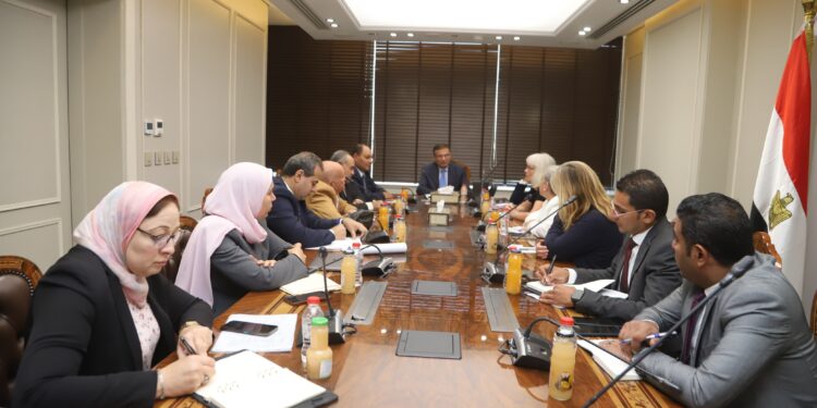 «وزير الزراعة» يبحث مع وفد «الإيفاد» نتائج زيارتها لأنشطة مشروع التكيف في البيئات الصحراوية 1 وزير الزراعة