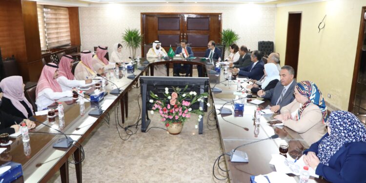 وزير الزراعة يعقد اجتماعًا مع الرئيس التنفيذي لهيئة الغذاء والدواء السعودية 1 وزير الزراعة