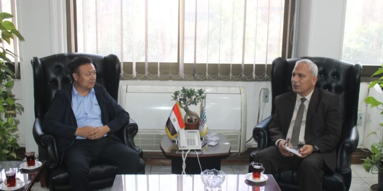 نائب رئيس مركز البحوث الزراعية للإنتاج يبحث مع مدير شركة "نيوهوب" أوجه التعاون في قطاع أعلاف الدواجن 1 نائب رئيس مركز البحوث الزراعية للإنتاج يبحث مع مدير شركة “نيوهوب” أوجه التعاون في قطاع أعلاف الدواجن