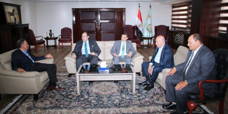 وزير الزراعة يبحث مع رئيس جهاز حماية المنافسة واتحاد الدواجن النهوض بالقطاع وزيادة الإنتاج والمعروض 1 وزير الزراعة