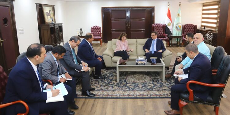 وزير الزراعة يبحث مع سفيرة رومانيا بالقاهرة تعزيز التعاون المشترك في مجال الاستثمار الزراعي 1 وزير الزراعة