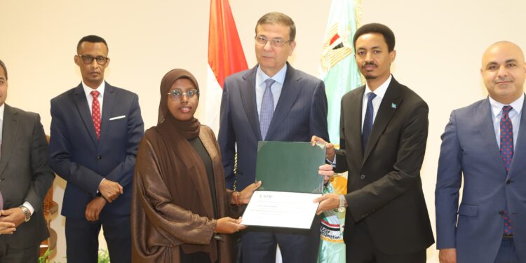 وزير الزراعة يشهد حفل تخرج متدربين صوماليين ضمن برنامج الممارسات الجيدة لإدارة التربة ومياه الري والمحاصيل 1 وزير الزراعة