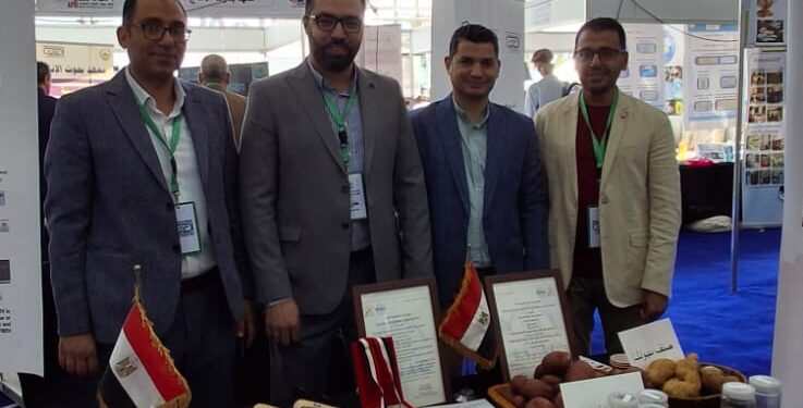 الهندسة الوراثية يعرض عينات من البطاطس والتين الشوكي منتجة من خلال زراعة الأنسجة 1 الهندسة الوراثية