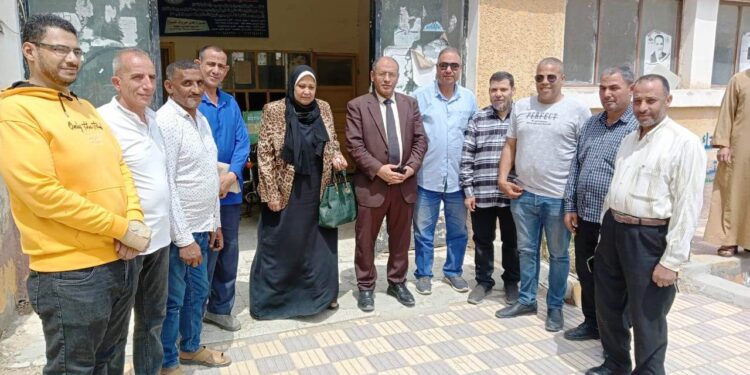 «زراعة البحيرة» تقوم بجولة تفتشية بحوش عيسى ..وتوجه بسرعة الانتهاء من توزيع الأسمدة  1 زراعة البحيرة
