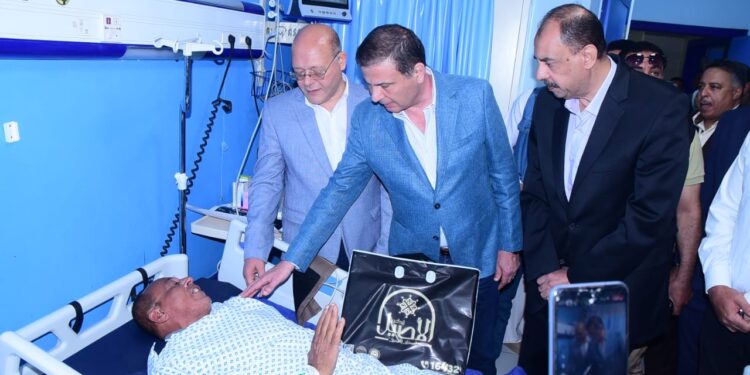 وزير الزراعة يزور مسئول حماية الأراضي المصاب بمستشفى سوهاج الجامعي 1 وزير الزراعة