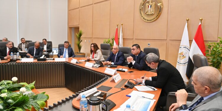 اجتماع خماسي لبحث حالة المنظومة المائية بنطاق ترعة السويس 1 اجتماع خماسي لبحث حالة المنظومة المائية بنطاق ترعة السويس