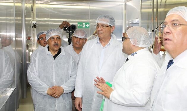 وزير الزراعة ومحافظ الشرقية يتفقدان أكبر مصنع لإنتاج اللقاحات البيطرية 1 إنتاج اللقاحات البيطرية