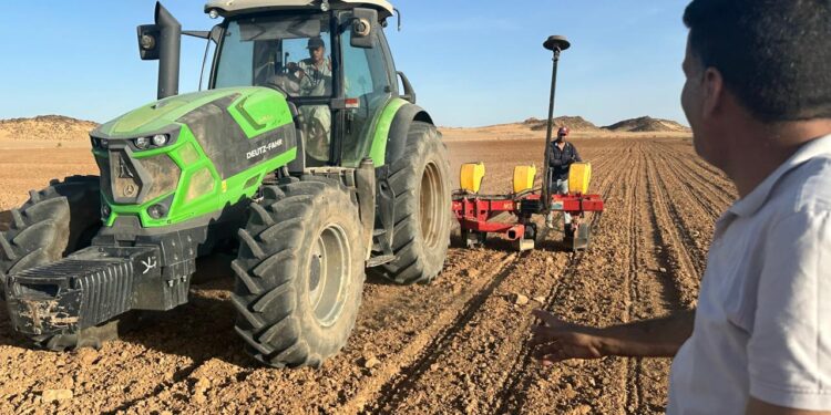 د. هاني درويش يتفقد محطة الزراعة الآلية في توشكى 1 محطة الزراعة الآلية