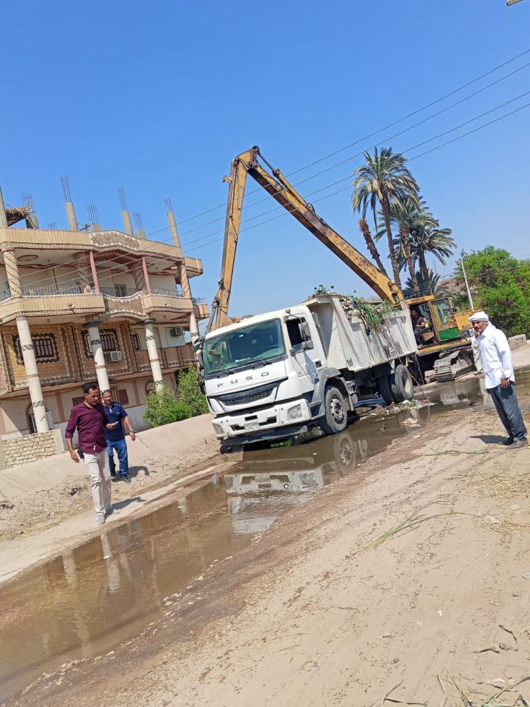 رفع مخلفات تطهير ترعة جزيرة أبو عميرة بأبنوب 12 ترعة جزيرة أبو عميرة
