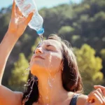 كيف أحافظ على جسمي باردًا ورطبًا أثناء الصيف