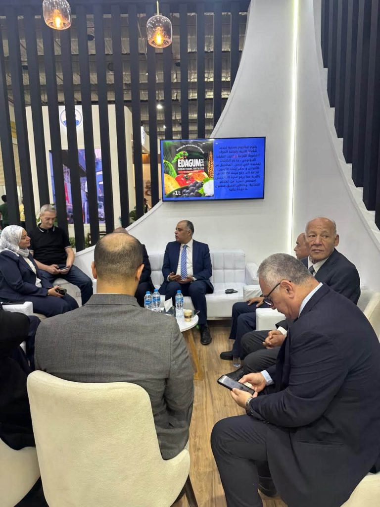 د. علاء عزوز يستقبل وفدًا من البنك الزراعي بجناح منتجي الحاصلات البستانية بمعرض صحارى 12 علاء عزوز