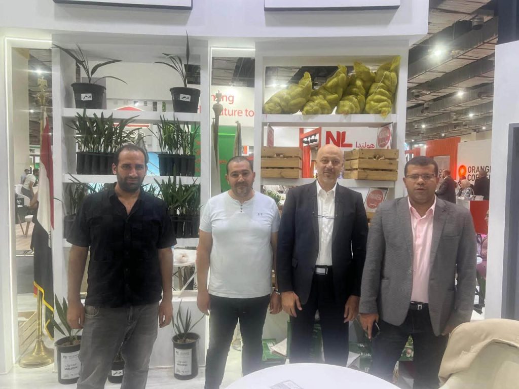 مدير تطوير عمليات الإنتاج بـ شركة HZPC يزور جناح اتحاد المصدرين بمعرض صحاري 12 شركة HZPC