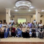 اختتمت منظمة الأغذية والزراعة للأمم المتحدة (الفاو)، بالتعاون مع وزارة الزراعة واستصلاح الأراضي، التدريب الميداني المتخصص في النوع الاجتماعي، بمشاركة 85 ميسرًا وميسرة من المدارس الحقلية للمزارعين بمحافظات البحيرة وكفر الشيخ وأسوان. يأتي هذا التدريب في إطار مشروع تعزيز الزراعة الذكية مناخيًا والتنوع البيولوجي الزراعي الممول من الشؤون العالمية الكندية، بحضور الدكتور حسين زكريا، مدير المشروع، ووكلاء وزارة الزراعة ومقرري المجلس القومى للمرأة بالمحافظات المستهدفة، إلى جانب فريق عمل المشروع. تضمن البرنامج التدريبي جلسات تفاعلية حول مفاهيم وأدوار النوع الاجتماعي وأثرها على مشاركة النساء والرجال في المدارس الحقلية للمزارعين، بالإضافة إلى أنشطة عملية حول تحليل SWOT، والتعريف بالسنة الدولية للمزارعات 2026، وخطة إدماج النوع الاجتماعي بالمشروع. وسلط التدريب الضوء على قصص نجاح ملهمة للمزارعات، وأهمية تصنيف البيانات وإدماج منظور النوع الاجتماعي، والأدوار المبنية على النوع الاجتماعي في المجتمعات الريفية. ويأتي هذا التدريب ضمن جهود المشروع الرامية إلى تعزيز مشاركة النساء والرجال على حد سواء، وبناء قدرات الميسرين والميسرات، بما يسهم في دعم مجتمعات ريفية أكثر قدرة على التكيف مع التغيرات المناخية.