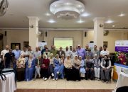 اختتمت منظمة الأغذية والزراعة للأمم المتحدة (الفاو)، بالتعاون مع وزارة الزراعة واستصلاح الأراضي، التدريب الميداني المتخصص في النوع الاجتماعي، بمشاركة 85 ميسرًا وميسرة من المدارس الحقلية للمزارعين بمحافظات البحيرة وكفر الشيخ وأسوان. يأتي هذا التدريب في إطار مشروع تعزيز الزراعة الذكية مناخيًا والتنوع البيولوجي الزراعي الممول من الشؤون العالمية الكندية، بحضور الدكتور حسين زكريا، مدير المشروع، ووكلاء وزارة الزراعة ومقرري المجلس القومى للمرأة بالمحافظات المستهدفة، إلى جانب فريق عمل المشروع. تضمن البرنامج التدريبي جلسات تفاعلية حول مفاهيم وأدوار النوع الاجتماعي وأثرها على مشاركة النساء والرجال في المدارس الحقلية للمزارعين، بالإضافة إلى أنشطة عملية حول تحليل SWOT، والتعريف بالسنة الدولية للمزارعات 2026، وخطة إدماج النوع الاجتماعي بالمشروع. وسلط التدريب الضوء على قصص نجاح ملهمة للمزارعات، وأهمية تصنيف البيانات وإدماج منظور النوع الاجتماعي، والأدوار المبنية على النوع الاجتماعي في المجتمعات الريفية. ويأتي هذا التدريب ضمن جهود المشروع الرامية إلى تعزيز مشاركة النساء والرجال على حد سواء، وبناء قدرات الميسرين والميسرات، بما يسهم في دعم مجتمعات ريفية أكثر قدرة على التكيف مع التغيرات المناخية.