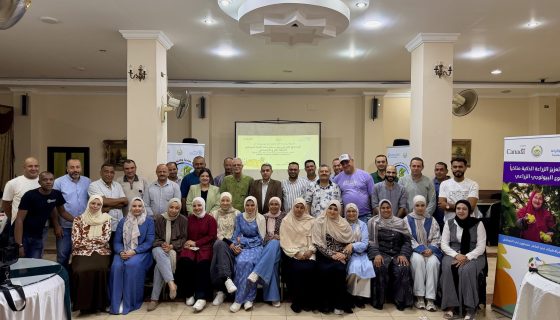 اختتمت منظمة الأغذية والزراعة للأمم المتحدة (الفاو)، بالتعاون مع وزارة الزراعة واستصلاح الأراضي، التدريب الميداني المتخصص في النوع الاجتماعي، بمشاركة 85 ميسرًا وميسرة من المدارس الحقلية للمزارعين بمحافظات البحيرة وكفر الشيخ وأسوان. يأتي هذا التدريب في إطار مشروع تعزيز الزراعة الذكية مناخيًا والتنوع البيولوجي الزراعي الممول من الشؤون العالمية الكندية، بحضور الدكتور حسين زكريا، مدير المشروع، ووكلاء وزارة الزراعة ومقرري المجلس القومى للمرأة بالمحافظات المستهدفة، إلى جانب فريق عمل المشروع. تضمن البرنامج التدريبي جلسات تفاعلية حول مفاهيم وأدوار النوع الاجتماعي وأثرها على مشاركة النساء والرجال في المدارس الحقلية للمزارعين، بالإضافة إلى أنشطة عملية حول تحليل SWOT، والتعريف بالسنة الدولية للمزارعات 2026، وخطة إدماج النوع الاجتماعي بالمشروع. وسلط التدريب الضوء على قصص نجاح ملهمة للمزارعات، وأهمية تصنيف البيانات وإدماج منظور النوع الاجتماعي، والأدوار المبنية على النوع الاجتماعي في المجتمعات الريفية. ويأتي هذا التدريب ضمن جهود المشروع الرامية إلى تعزيز مشاركة النساء والرجال على حد سواء، وبناء قدرات الميسرين والميسرات، بما يسهم في دعم مجتمعات ريفية أكثر قدرة على التكيف مع التغيرات المناخية.