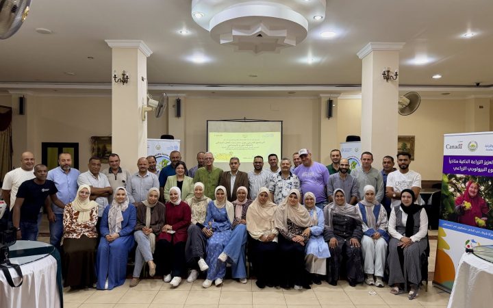 اختتمت منظمة الأغذية والزراعة للأمم المتحدة (الفاو)، بالتعاون مع وزارة الزراعة واستصلاح الأراضي، التدريب الميداني المتخصص في النوع الاجتماعي، بمشاركة 85 ميسرًا وميسرة من المدارس الحقلية للمزارعين بمحافظات البحيرة وكفر الشيخ وأسوان. يأتي هذا التدريب في إطار مشروع تعزيز الزراعة الذكية مناخيًا والتنوع البيولوجي الزراعي الممول من الشؤون العالمية الكندية، بحضور الدكتور حسين زكريا، مدير المشروع، ووكلاء وزارة الزراعة ومقرري المجلس القومى للمرأة بالمحافظات المستهدفة، إلى جانب فريق عمل المشروع. تضمن البرنامج التدريبي جلسات تفاعلية حول مفاهيم وأدوار النوع الاجتماعي وأثرها على مشاركة النساء والرجال في المدارس الحقلية للمزارعين، بالإضافة إلى أنشطة عملية حول تحليل SWOT، والتعريف بالسنة الدولية للمزارعات 2026، وخطة إدماج النوع الاجتماعي بالمشروع. وسلط التدريب الضوء على قصص نجاح ملهمة للمزارعات، وأهمية تصنيف البيانات وإدماج منظور النوع الاجتماعي، والأدوار المبنية على النوع الاجتماعي في المجتمعات الريفية. ويأتي هذا التدريب ضمن جهود المشروع الرامية إلى تعزيز مشاركة النساء والرجال على حد سواء، وبناء قدرات الميسرين والميسرات، بما يسهم في دعم مجتمعات ريفية أكثر قدرة على التكيف مع التغيرات المناخية.